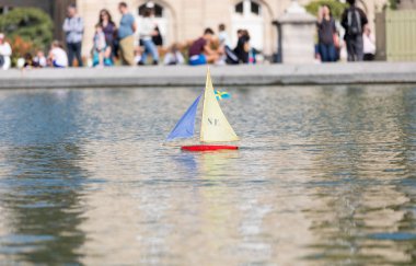 Paris - 6 Ekim: Çocuk çeşme Lüksemburg Bahçesi 6 Ekim 2018 Paris, Fransa, Lüksemburg Sarayı yakınındaki gemilerle. Oyuncak gemi Lüksemburg Parkı üzerinde en popüler eğlence olduğunu.