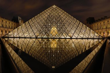 Paris - 6 Ekim 2018 Louvre Müzesi yaz aylarında alacakaranlıkta. Louvre Müzesi dünyanın en büyük müzelerinden biridir, 8 milyondan fazla ziyaretçi her yıl müze ziyaret.