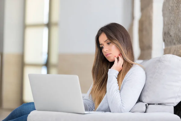 Hermosa Mujer Joven Que Relaja Casa Computadora Portátil —  Fotos de Stock