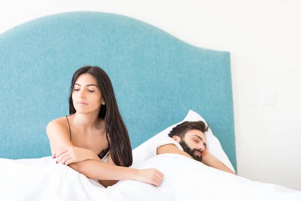 Joven Pareja Deprimida Cama Concepto Problemas Diurnos — Foto de Stock