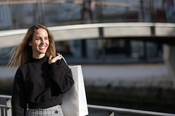 Una Donna Che Shopping Donna Felice Con Borse Della Spesa — Foto Stock