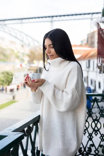 Donna Che Rilassa Balcone Godendo Alba Buongiorno Buongiorno — Foto Stock