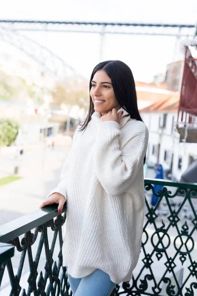 Mujer Relajándose Balcón Disfrutando Del Amanecer Buenos Días — Foto de Stock