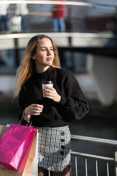 買い物中の女性 ショッピングで楽しむショッピングバッグと幸せな女性 消費主義 ショッピング ライフスタイルの概念 — ストック写真