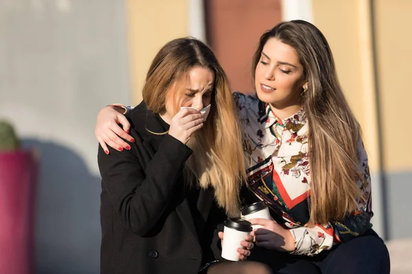 Mujer Joven Animando Llorando Amiga Calle Con Fondo Desenfocado —  Fotos de Stock