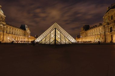 Paris - 6 Ekim 2018 Louvre Müzesi yaz aylarında alacakaranlıkta. Louvre Müzesi dünyanın en büyük müzelerinden biridir, 8 milyondan fazla ziyaretçi her yıl müze ziyaret.