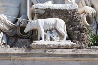 Roma, İtalya, yaz ortasında Piazza del Popolo heykeller
