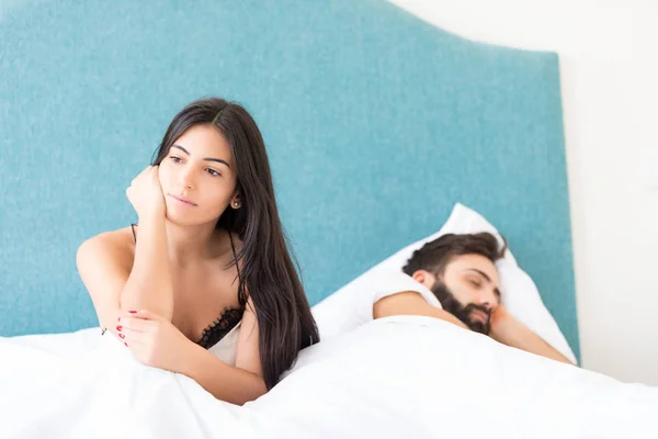 Joven Pareja Deprimida Cama Concepto Problemas Diurnos — Foto de Stock