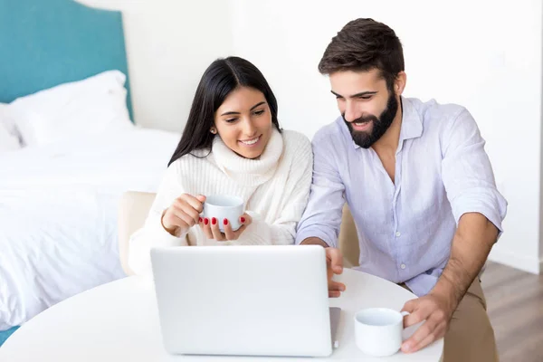 Homme Une Femme Travaillent Ensemble Sur Ordinateur Portable Ils Discutent — Photo