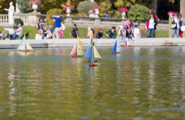 Paris - 6 Ekim: Çocuk çeşme Lüksemburg Bahçesi 6 Ekim 2018 Paris, Fransa, Lüksemburg Sarayı yakınındaki gemilerle. Oyuncak gemi Lüksemburg Parkı üzerinde en popüler eğlence olduğunu.