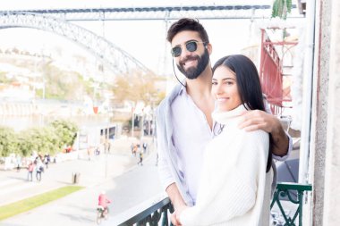 Genç çift rahatlatıcı balkon, yeni evleri.