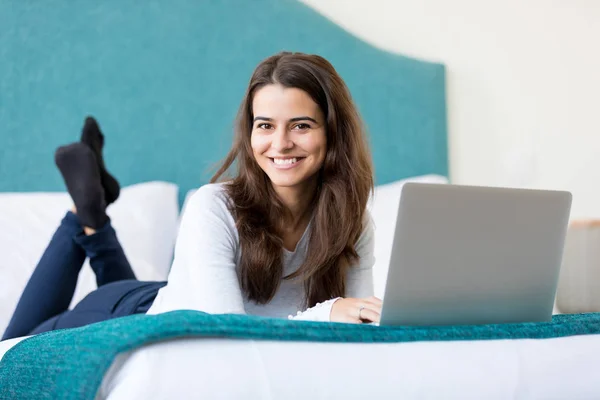 美しい若い女性彼女のラップトップのコンピューター上自宅でリラックス — ストック写真