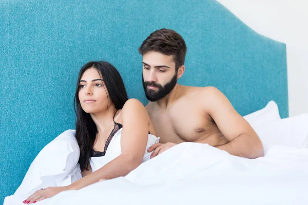 Jovem Casal Deprimido Cama Conceito Problemas Vida Diurna — Fotografia de Stock