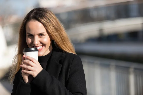ストリートに行きコーヒーと笑う女性のポートレート — ストック写真