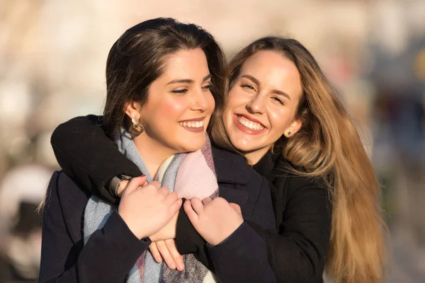Jovens Meninas Bonitas Melhores Amigos Sorrindo Divertindo Andando Cidade Compras — Fotografia de Stock