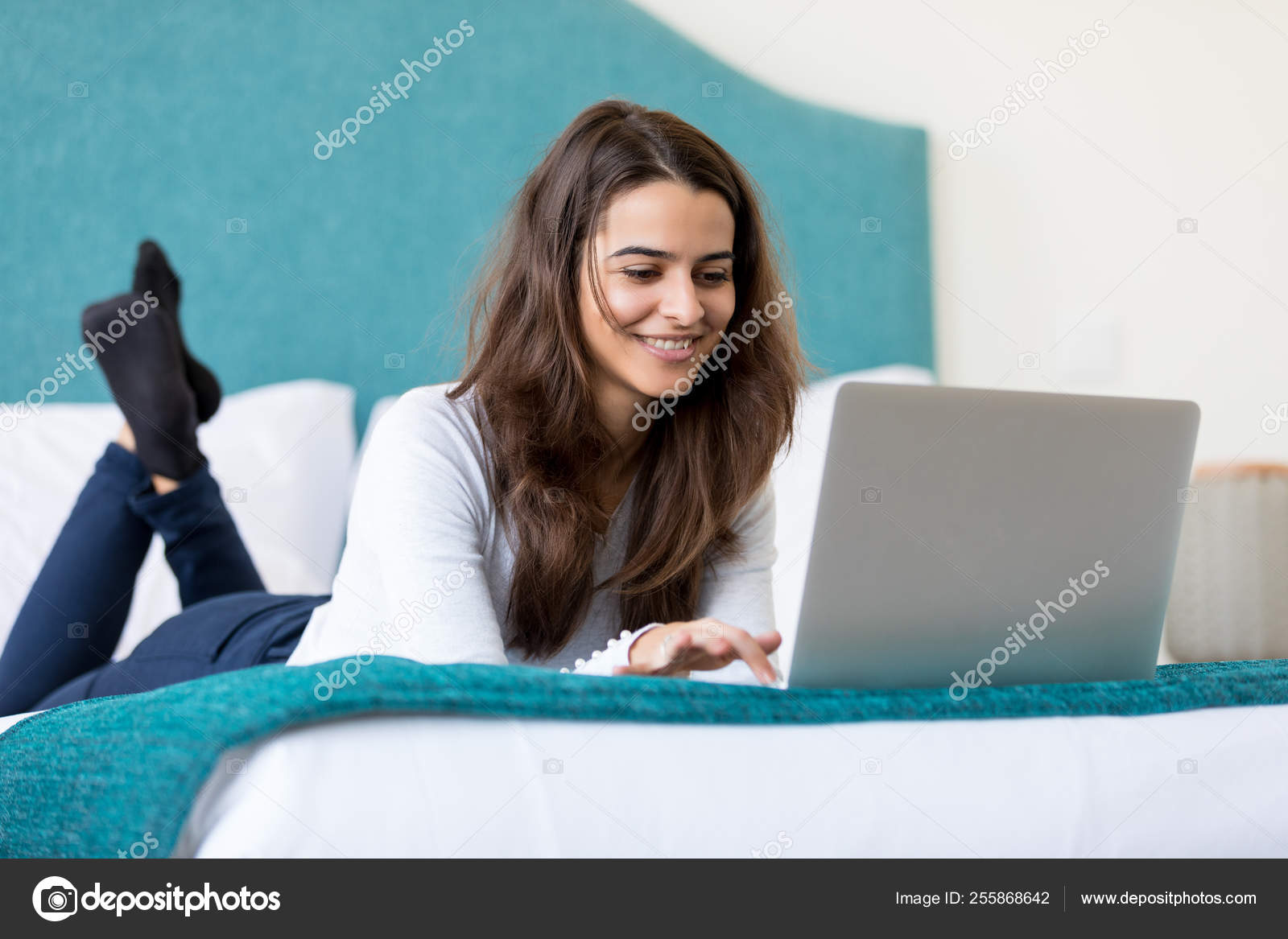 Дзгоева зарина станиславовна. Диана битарова владикавказ. Студентка. Студент призывает горячую девушку. Студент улыбка.