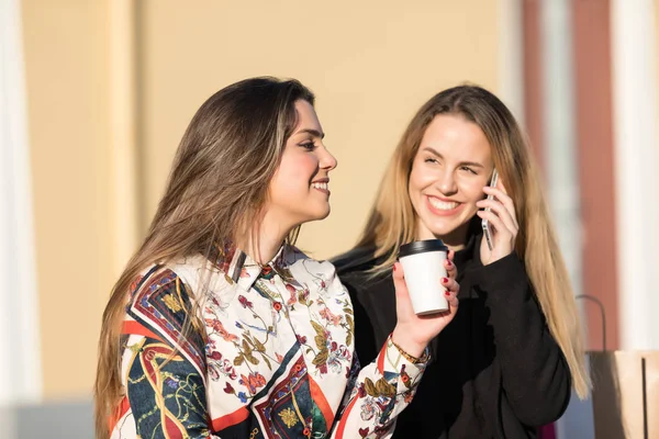 Beste Freundinnen Die Draußen Lächeln Mit Dem Handy Telefonieren — Stockfoto