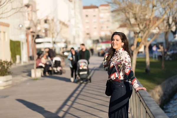 Sokakta kot ve gömlek ayakta güzel esmer genç kadın 