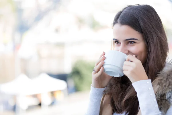 Donna Rilassante Con Caffè Mattutino Sul Balcone — Foto Stock