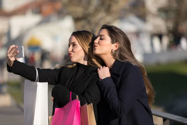 Lyckliga Kvinnor Med Shopping Väskor Tar Ett Själv Porträtt — Stockfoto