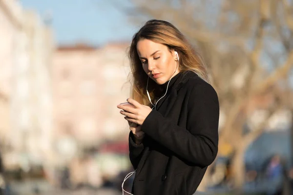 Belle Fille Écoute Musique Avec Des Écouteurs Partir Téléphone Intelligent — Photo