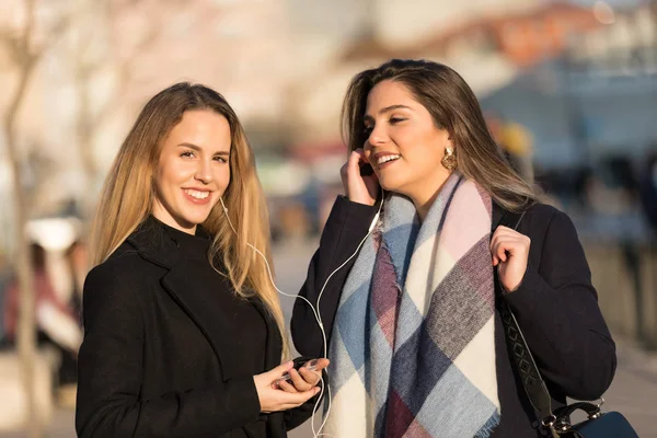 Giovani Belle Ragazze Migliori Amici Sorridenti Divertirsi Passeggiando Città Fare — Foto Stock