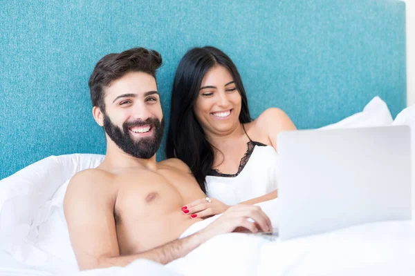 Pareja Feliz Viendo Una Película Cama —  Fotos de Stock