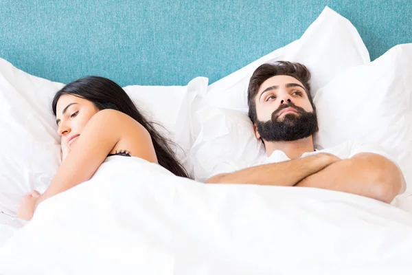 Giovane Coppia Depressa Letto Concetto Problemi Della Vita Quotidiana — Foto Stock