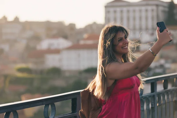 Junge Touristin Genießt Schöne Aussicht Auf Die Altstadt Mit Fluss — Stockfoto