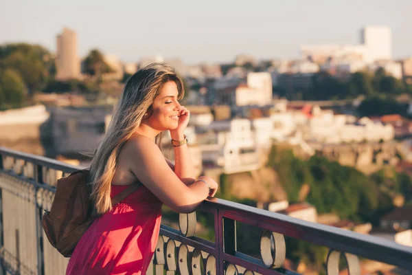年轻的女游客在葡萄牙波尔图市日落时分欣赏老城区的美景 有河流和著名的铁桥 — 图库照片