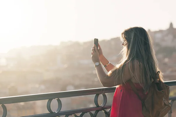 Mladá Žena Která Krásnou Krajinnou Výhled Staré Město Řekou Známým — Stock fotografie