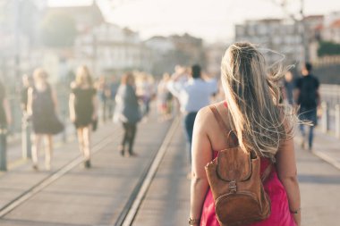 Porto City, Portekiz gün batımı sırasında nehir ve ünlü demir Köprüsü ile eski şehirde güzel manzara görünümü zevk genç kadın turist