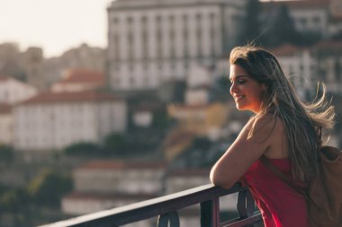 Porto City, Portekiz gün batımı sırasında nehir ve ünlü demir Köprüsü ile eski şehirde güzel manzara görünümü zevk genç kadın turist
