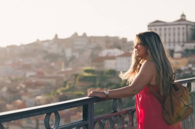 Porto City, Portekiz gün batımı sırasında nehir ve ünlü demir Köprüsü ile eski şehirde güzel manzara görünümü zevk genç kadın turist