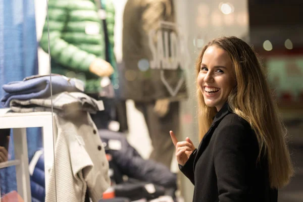 Alışveriş Yapan Bir Kadın Alışveriş Torbalarıyla Alışveriş Yapan Mutlu Bir — Stok fotoğraf