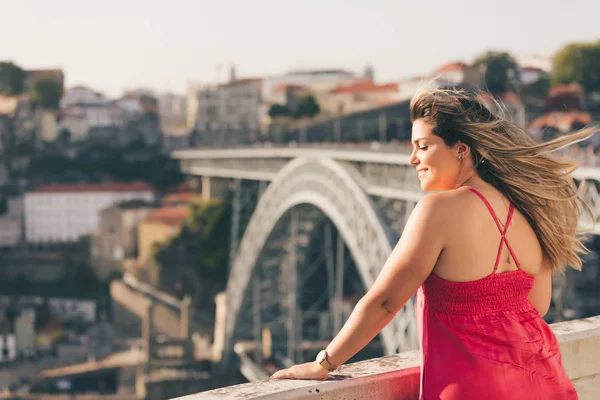 Young Woman Tourist Enjoying Beautiful Landscape View Old Town River — Stock Photo, Image