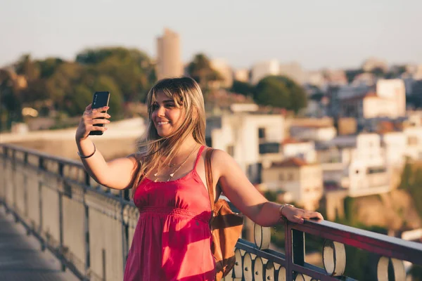 Junge Touristin Genießt Schöne Aussicht Auf Die Altstadt Mit Fluss — Stockfoto