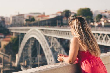 Genç Porto şehrinin tadını çıkarıyor - Portekiz
