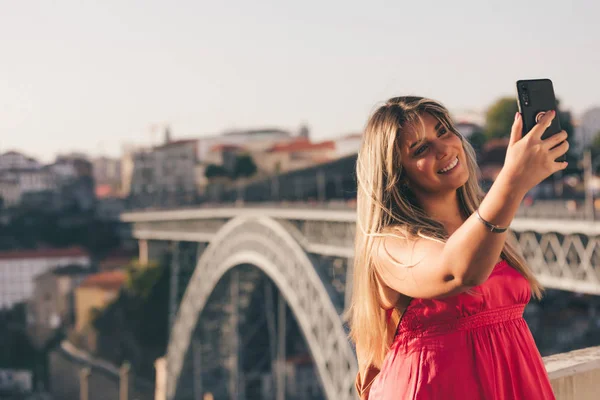 Jóvenes disfrutando de la ciudad de Porto - Portugal — Foto de Stock