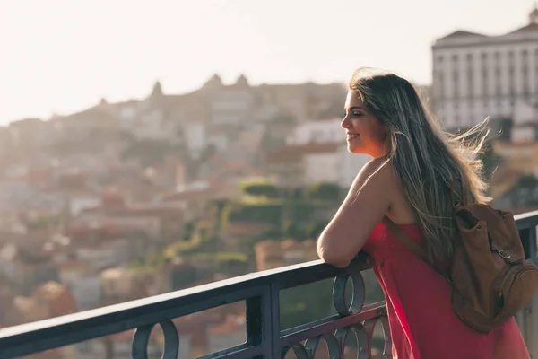 Jong genieten van de stad Porto-Portugal — Stockfoto