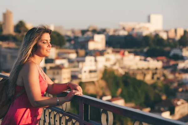 Jong genieten van de stad Porto-Portugal — Stockfoto