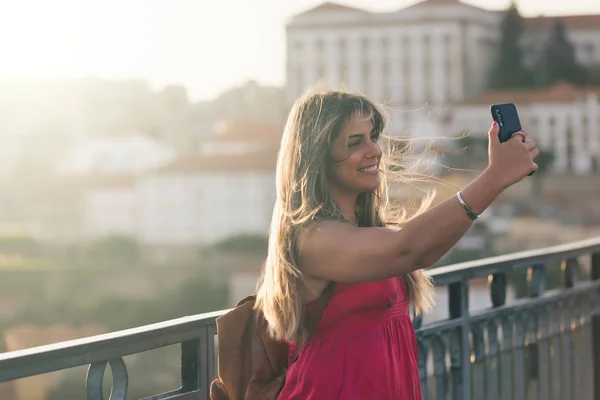 Молоді користуються міста Порто-Португалія — стокове фото