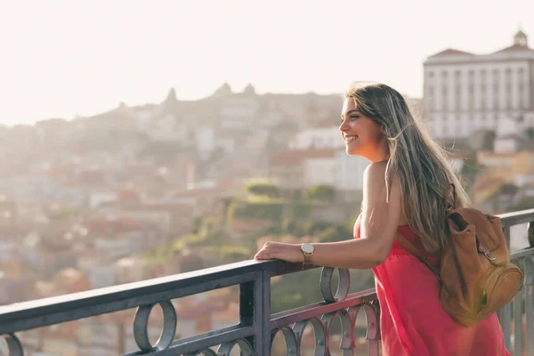 Jong genieten van de stad Porto-Portugal — Stockfoto