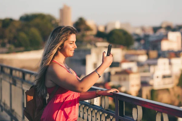 Jóvenes disfrutando de la ciudad de Porto - Portugal — Foto de Stock