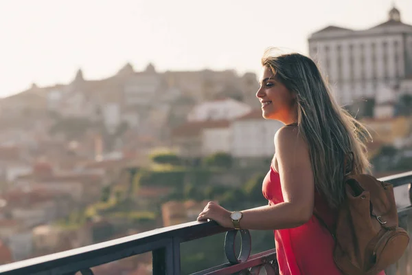 ポルトの街を楽しむ若者 - ポルトガル — ストック写真