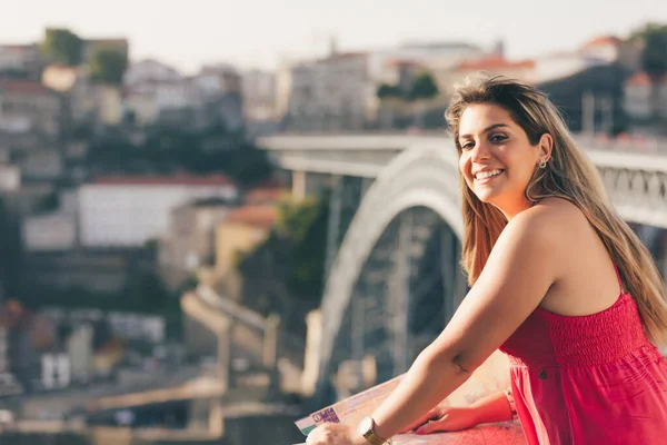 ポルトで夕日を楽しむ女性 - ポルトガル — ストック写真