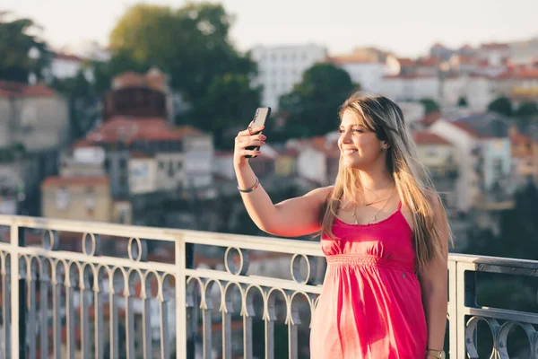 Jóvenes disfrutando de la ciudad de Porto - Portugal — Foto de Stock