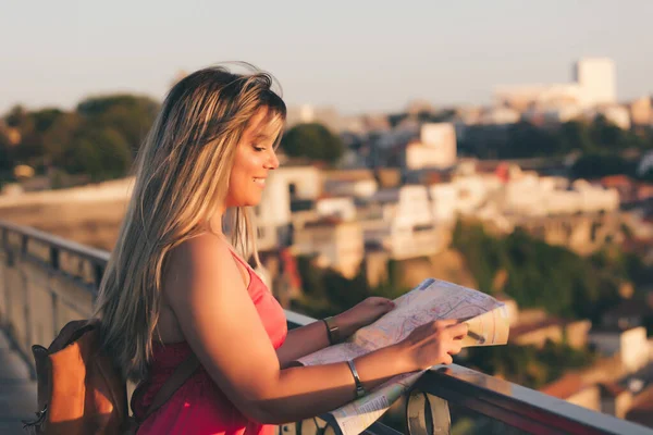 在波尔图享受日落的妇女 - 葡萄牙 — 图库照片