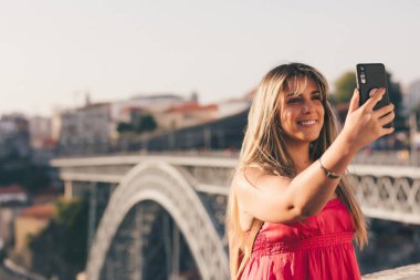 Genç Porto şehrinin tadını çıkarıyor - Portekiz