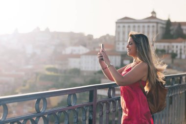 Genç Porto şehrinin tadını çıkarıyor - Portekiz